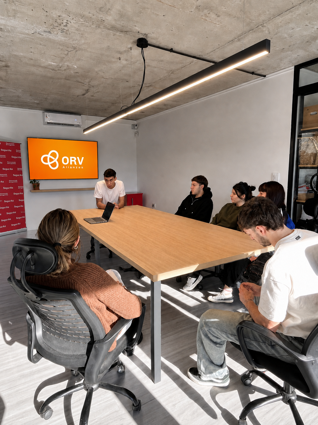Equipo ORV reunido en la oficina